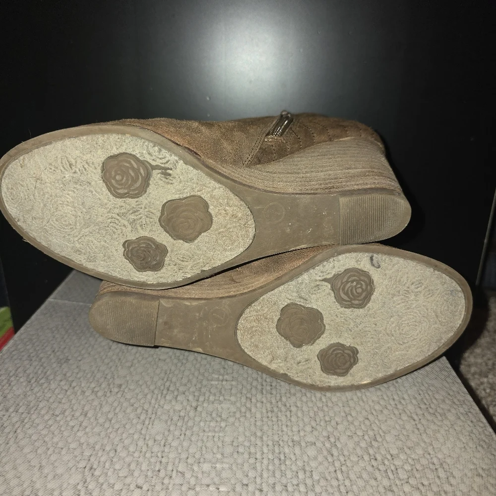 Carlos Wedge Bootie Size 7
